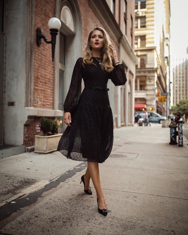 Look noir total dans différents styles: les meilleures images 2025-2026 en noir