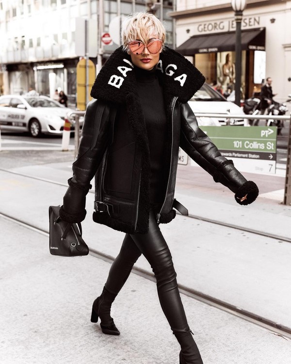 Look noir total dans différents styles: les meilleures images 2025-2026 en noir