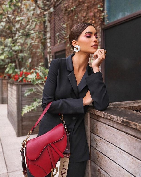 Look noir total dans différents styles: les meilleures images 2025-2026 en noir