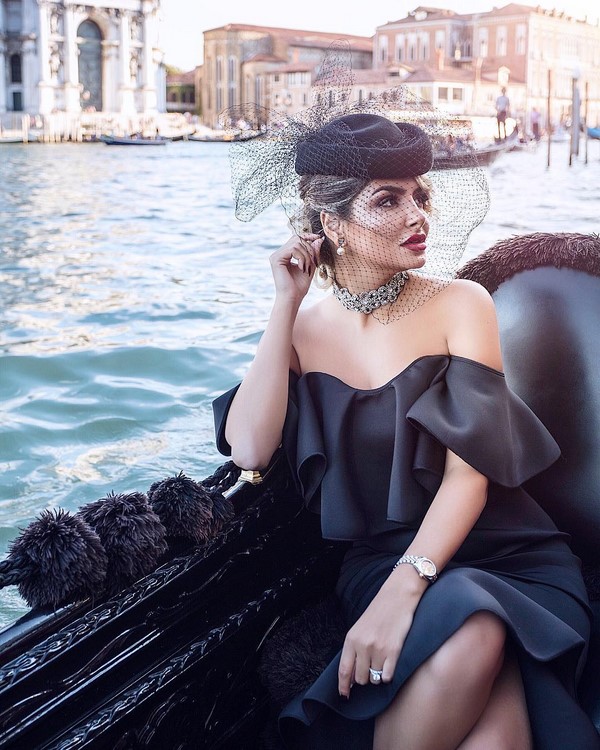 Look noir total dans différents styles: les meilleures images 2025-2026 en noir