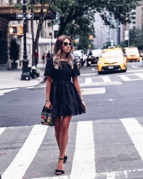 Look noir total dans différents styles: les meilleures images 2025-2026 en noir