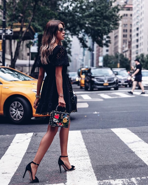 Look noir total dans différents styles: les meilleures images 2025-2026 en noir