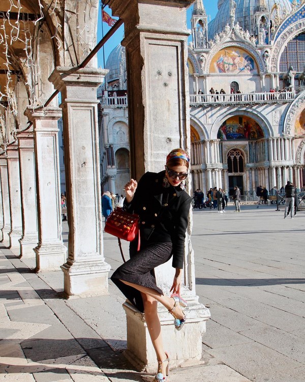 Look noir total dans différents styles: les meilleures images 2025-2026 en noir