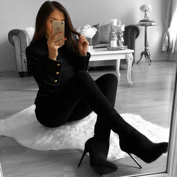 Look noir total dans différents styles: les meilleures images 2025-2026 en noir