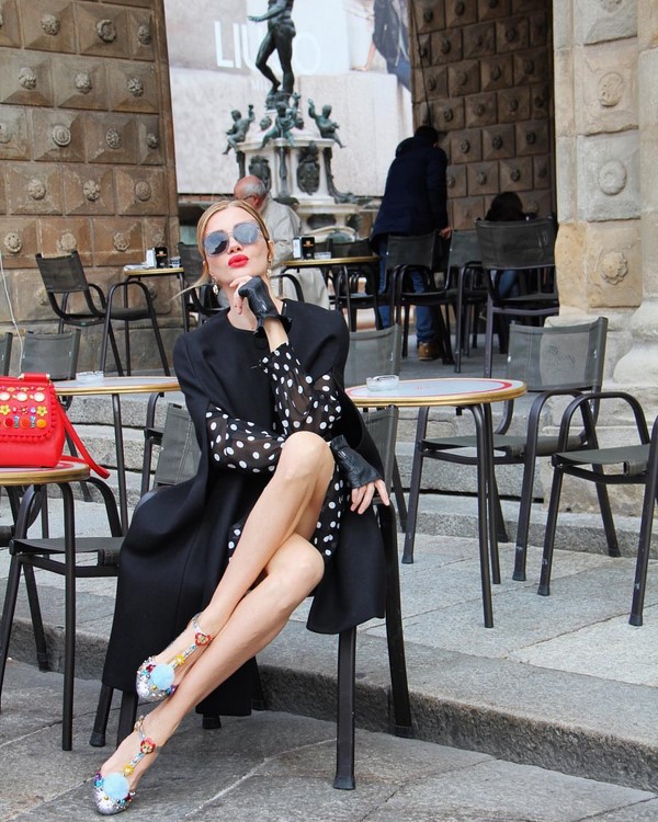 Look noir total dans différents styles: les meilleures images 2025-2026 en noir