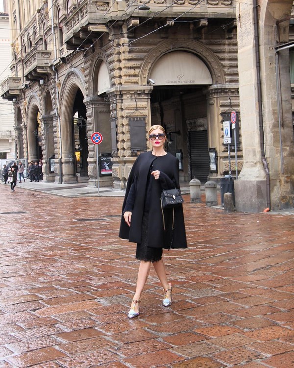 Look noir total dans différents styles: les meilleures images 2025-2026 en noir