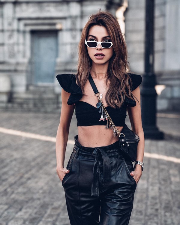 Look noir total dans différents styles: les meilleures images 2025-2026 en noir