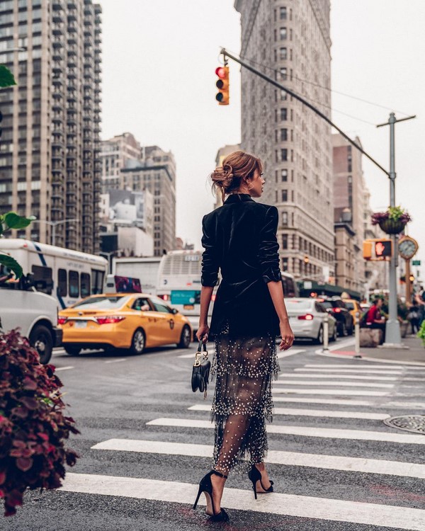 Look noir total dans différents styles: les meilleures images 2025-2026 en noir