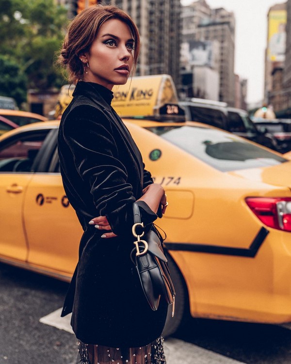 Look noir total dans différents styles: les meilleures images 2025-2026 en noir