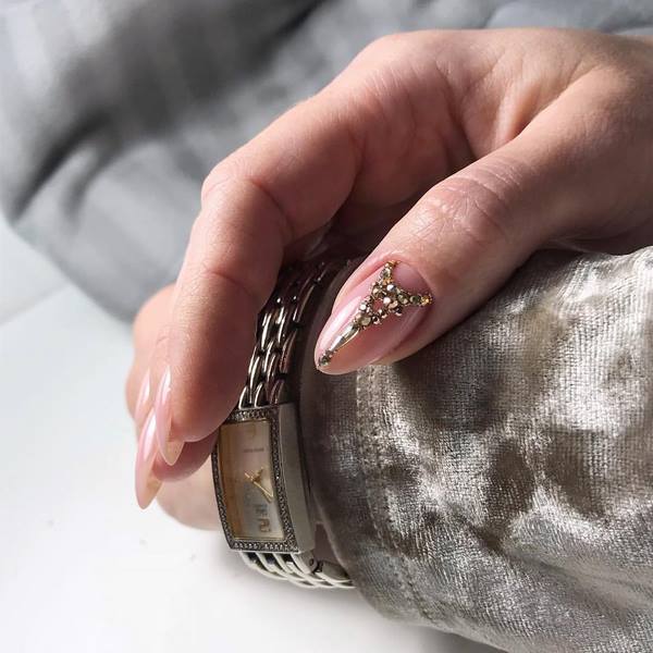 Manucure lune captivante 2025-2026: nouveaux styles et types de conception d'ongles avec trous