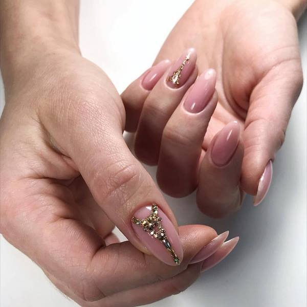 Manucure lune captivante 2025-2026: nouveaux styles et types de conception d'ongles avec trous