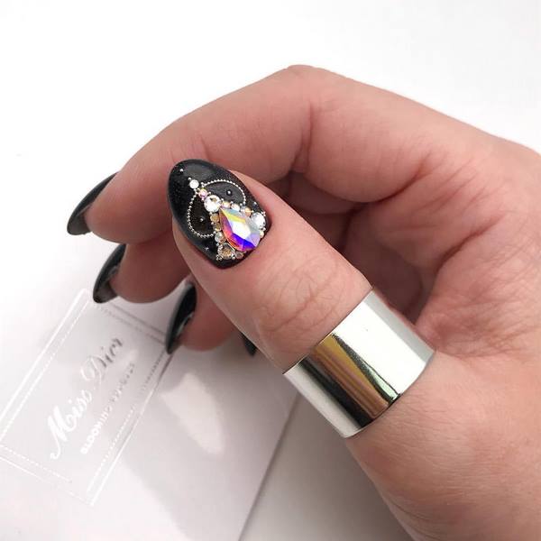 Manucure lune captivante 2025-2026: nouveaux styles et types de conception d'ongles avec trous