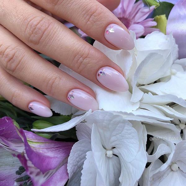 Manucure lune captivante 2025-2026: nouveaux styles et types de conception d'ongles avec trous