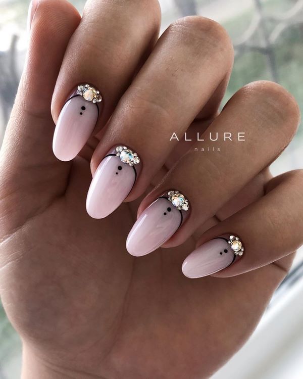 Manucure lune captivante 2025-2026: nouveaux styles et types de conception d'ongles avec trous