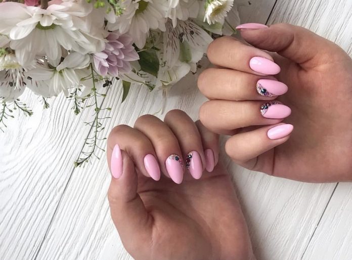 lunnyj-manikyur-foto (2) Manucure lune captivante 2025-2026: nouveaux styles et types de conception d'ongles avec trous