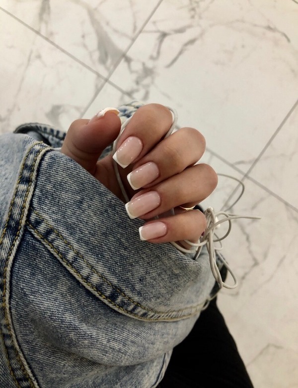 Nouveaux articles dans la conception des ongles français 2025-2026 - idées de veste française inspirantes sur la photo