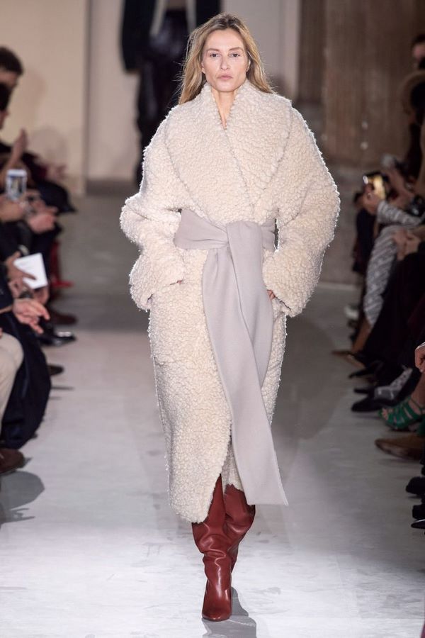 Quels manteaux de fourrure sont à la mode cette saison: les manteaux de fourrure les plus luxueux de 2025-2026?