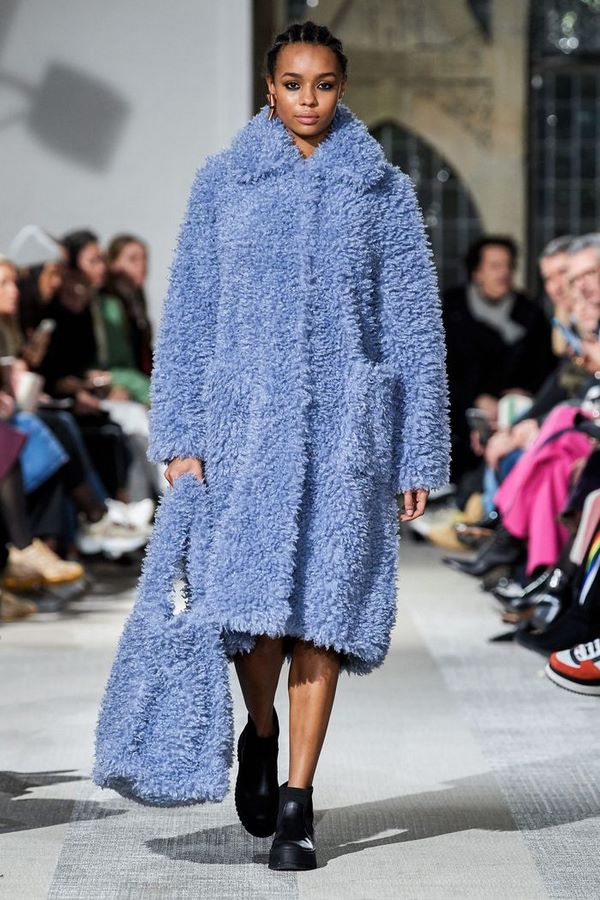 Quels manteaux de fourrure sont à la mode cette saison: les manteaux de fourrure les plus luxueux de 2025-2026?