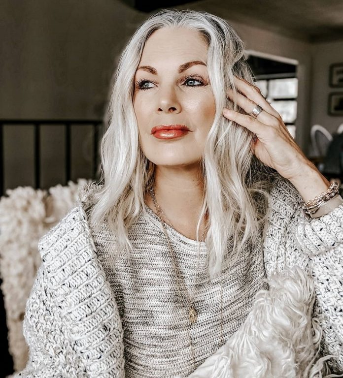 novinki-omolazhivayushchih-strizhek-40-i-50-let (1) Coupes de cheveux élégantes 2025-2026 pour les femmes de 40, 50 et 60 ans: un look frais avec des coupes anti-âge