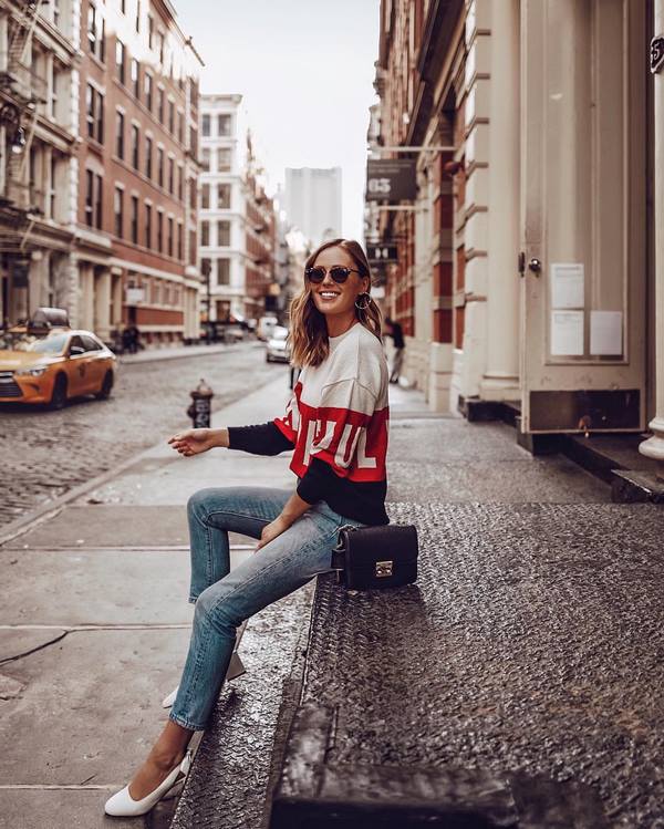 Nouveaux jeans femme à la mode: les meilleurs modèles et styles de la saison 2025-2026