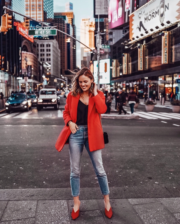 Nouveaux jeans femme à la mode: les meilleurs modèles et styles de la saison 2025-2026