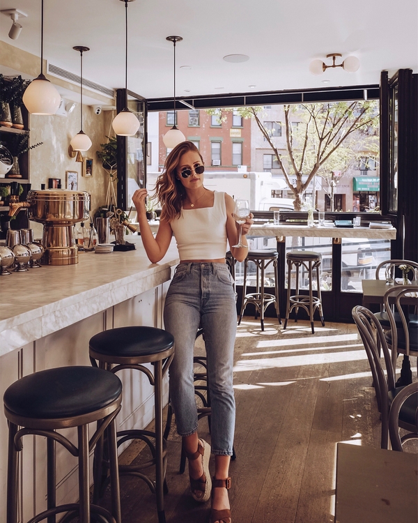 Nouveaux jeans femme à la mode: les meilleurs modèles et styles de la saison 2025-2026