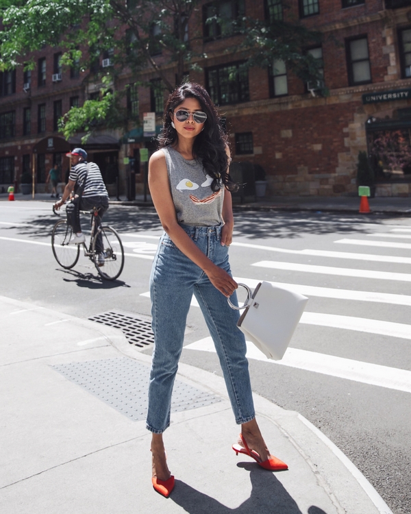 Nouveaux jeans femme à la mode: les meilleurs modèles et styles de la saison 2025-2026