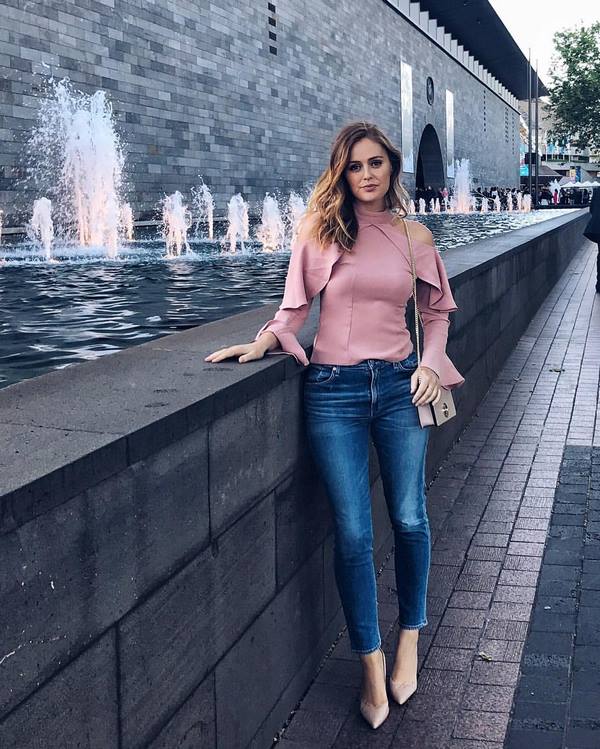 Nouveaux jeans femme à la mode: les meilleurs modèles et styles de la saison 2025-2026