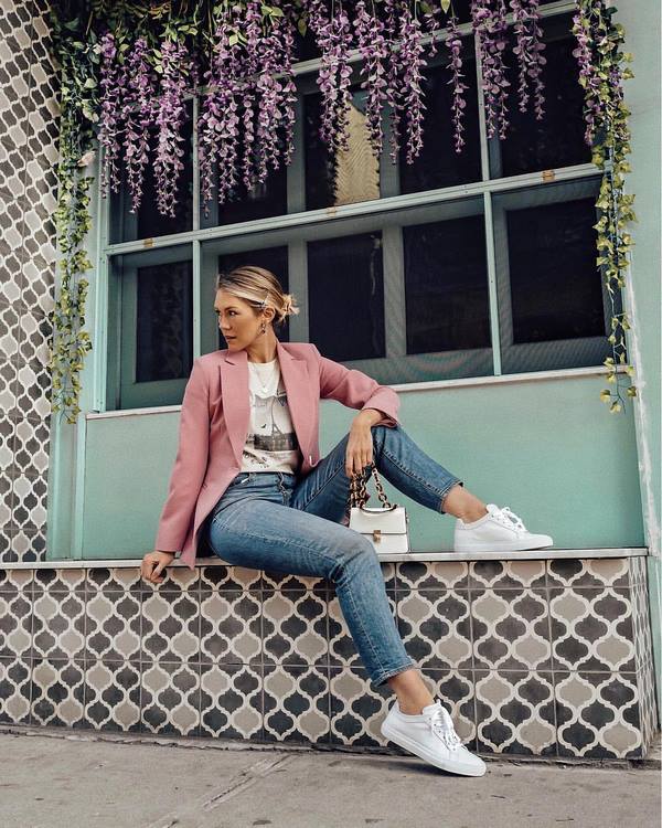 Nouveaux jeans femme à la mode: les meilleurs modèles et styles de la saison 2025-2026