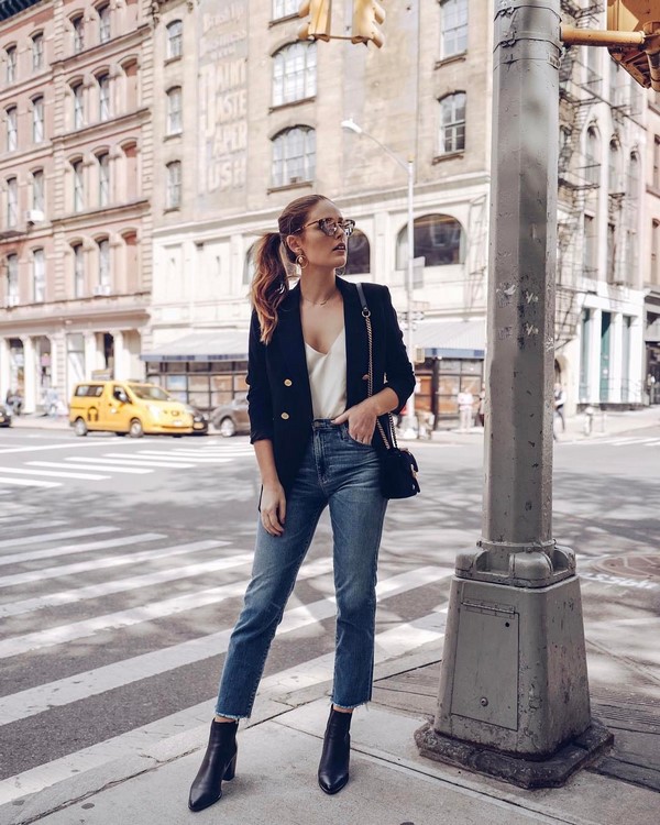 Nouveaux jeans femme à la mode: les meilleurs modèles et styles de la saison 2025-2026