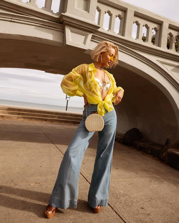 Nouveaux jeans femme à la mode: les meilleurs modèles et styles de la saison 2025-2026