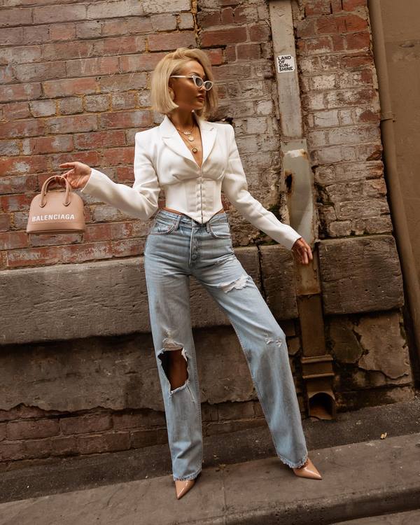 Nouveaux jeans femme à la mode: les meilleurs modèles et styles de la saison 2025-2026