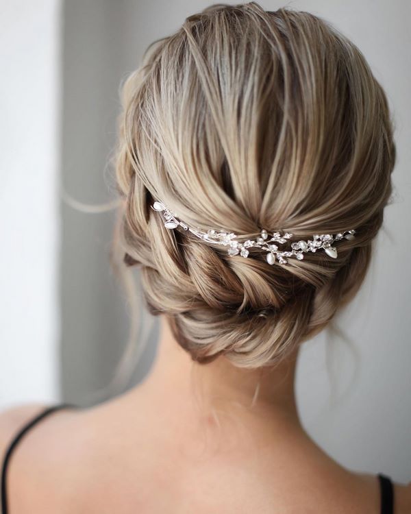 Coiffures inspirantes pour la soirée: les dernières tendances et tendances 2025-2026