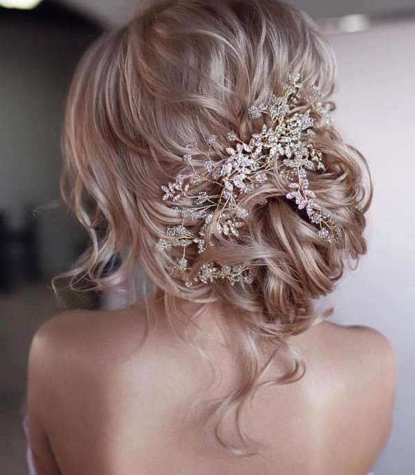 Coiffures inspirantes pour la soirée: les dernières tendances et tendances 2025-2026