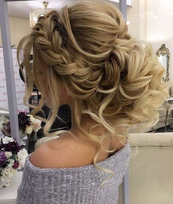 Coiffures inspirantes pour la soirée: les dernières tendances et tendances 2025-2026