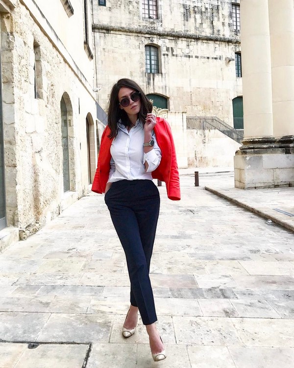 Chemises et chemisiers blancs élégants 2025-2026 - nouveaux modèles et styles