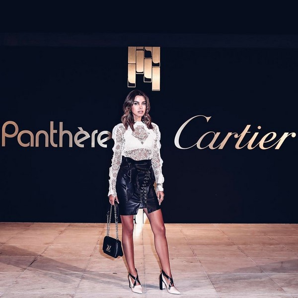 Chemises et chemisiers blancs élégants 2025-2026 - nouveaux modèles et styles