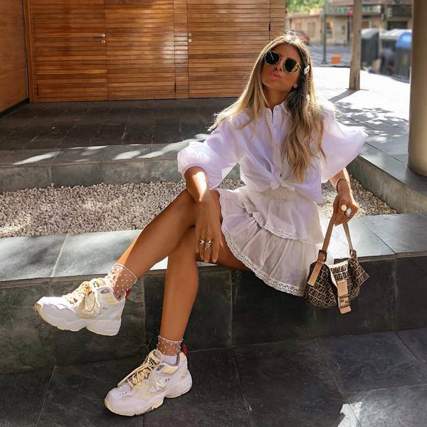 Chemises et chemisiers blancs élégants 2025-2026 - nouveaux modèles et styles