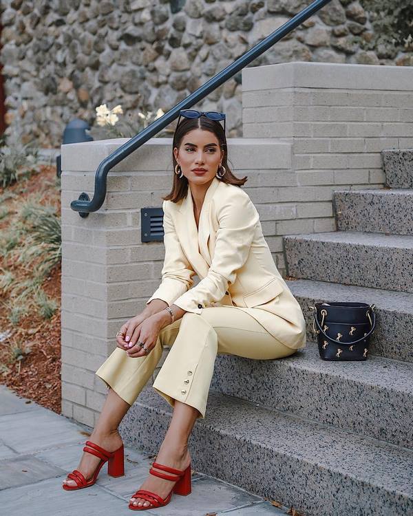 Des arcs spectaculaires avec un costume femme printemps-été 2026 - de nouvelles idées d'images printemps-été