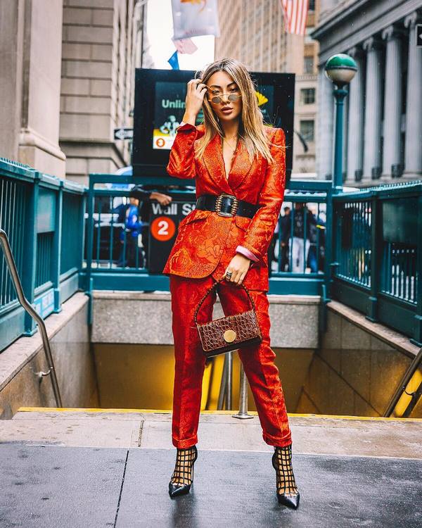 Des arcs spectaculaires avec un costume femme printemps-été 2026 - de nouvelles idées d'images printemps-été