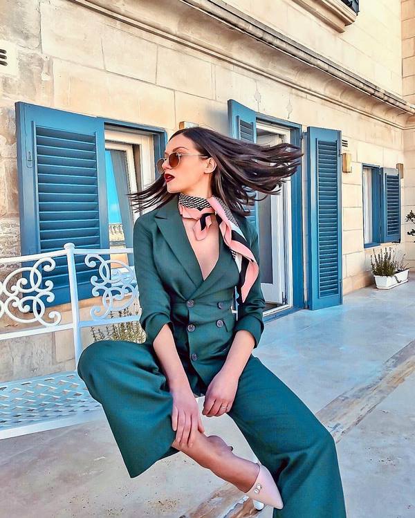 Des arcs spectaculaires avec un costume femme printemps-été 2026 - de nouvelles idées d'images printemps-été