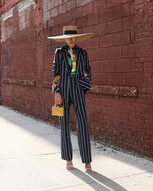 Des arcs spectaculaires avec un costume femme printemps-été 2026 - de nouvelles idées d'images printemps-été