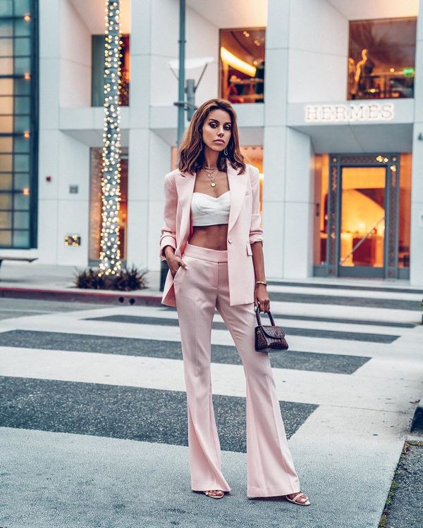 Des arcs spectaculaires avec un costume femme printemps-été 2026 - de nouvelles idées d'images printemps-été