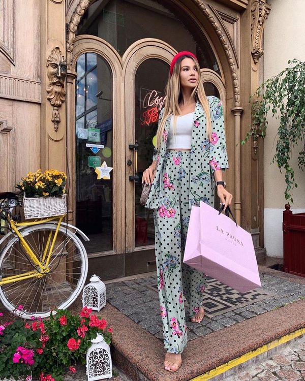 Des arcs spectaculaires avec un costume femme printemps-été 2026 - de nouvelles idées d'images printemps-été