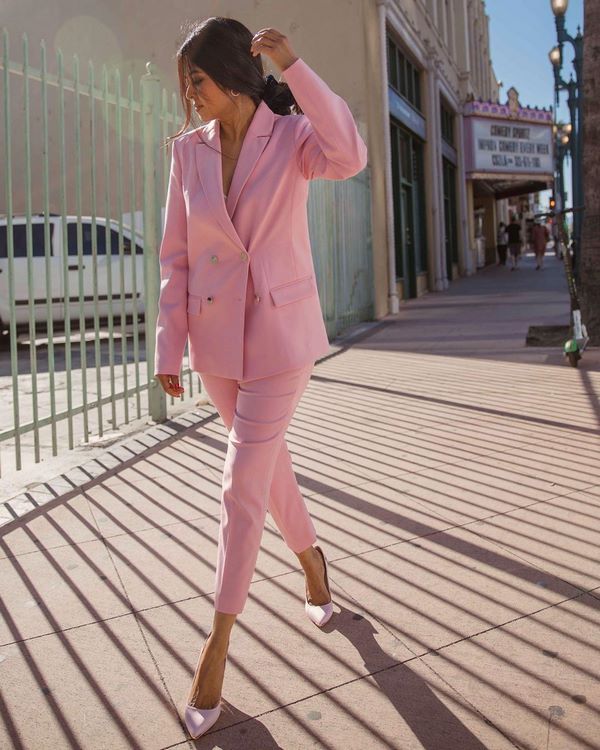 Des arcs spectaculaires avec un costume femme printemps-été 2026 - de nouvelles idées d'images printemps-été