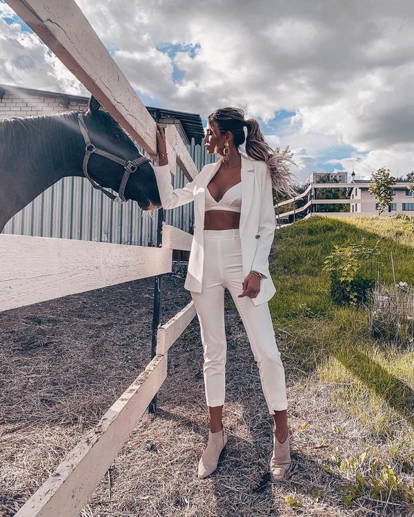 Des arcs spectaculaires avec un costume femme printemps-été 2026 - de nouvelles idées d'images printemps-été