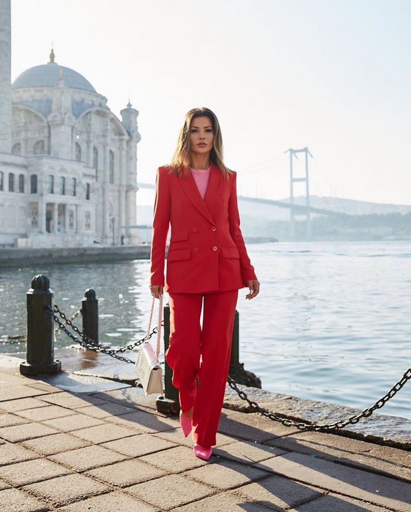 Des arcs spectaculaires avec un costume femme printemps-été 2026 - de nouvelles idées d'images printemps-été