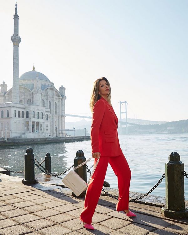 Des arcs spectaculaires avec un costume femme printemps-été 2026 - de nouvelles idées d'images printemps-été