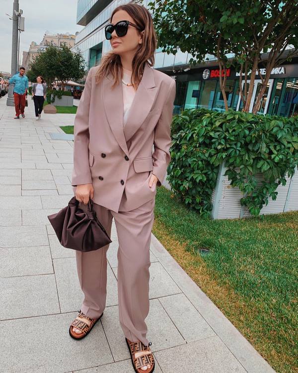 Des arcs spectaculaires avec un costume femme printemps-été 2026 - de nouvelles idées d'images printemps-été