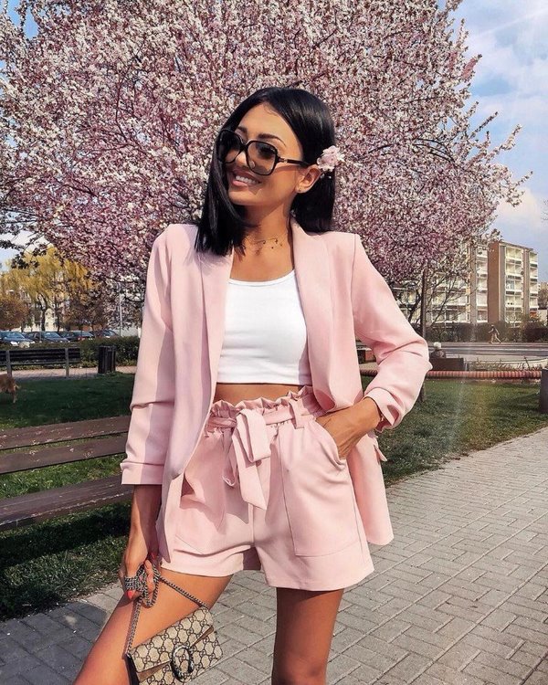 Des arcs spectaculaires avec un costume femme printemps-été 2026 - de nouvelles idées d'images printemps-été